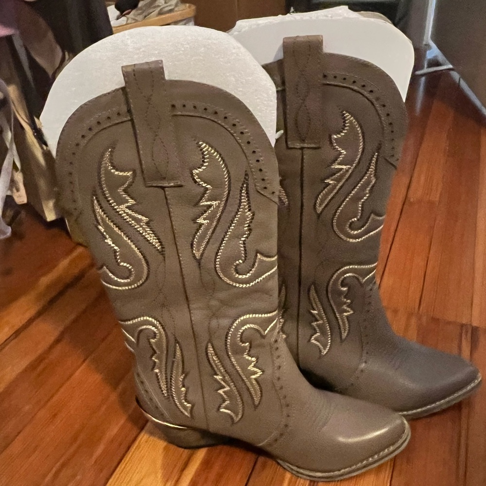 Very Volatile Boots Size 7